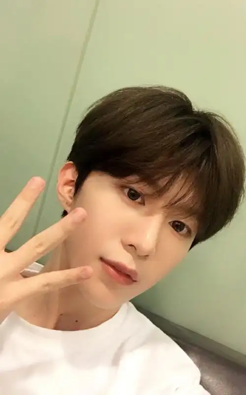 小鲜肉范丞丞帅气自拍