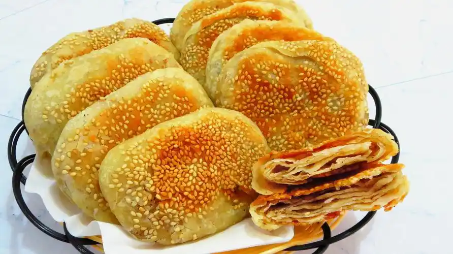 烧饼好吃秘诀全在这,一把花椒,一把芝麻,椒香酥脆有诀窍,收藏