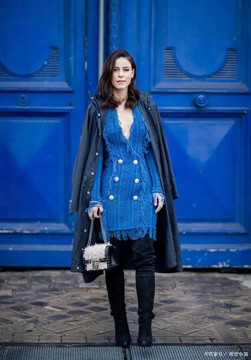 藏蓝色风衣怎么搭配时尚洋气