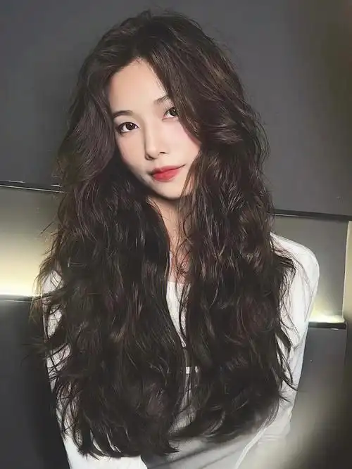 69♀15法式风格一直是经典又独特的存在这种审美风格延续到发型上