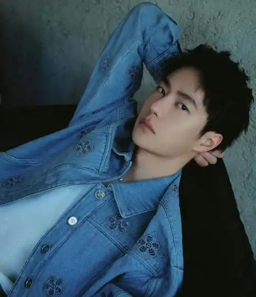 直播间爆料王一博身高体重,长高变瘦同步进行,粉丝:不吃了