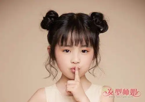 发型设计 儿童发型 >> 可爱女孩变时髦萝莉也就一款扎发的距离 长发