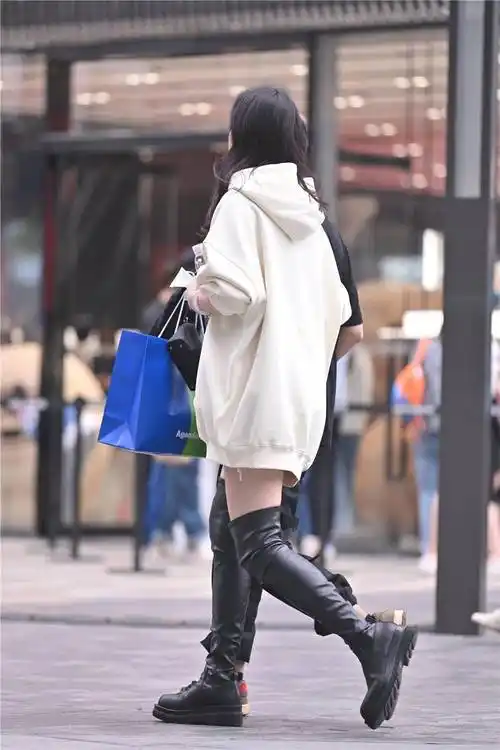 初秋时节,很多时尚美女喜欢搭配长靴,过膝的款式你喜欢吗?