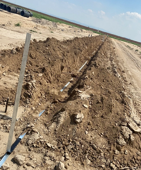 现场接地母线竖起来垂直这部分是和什么连接的