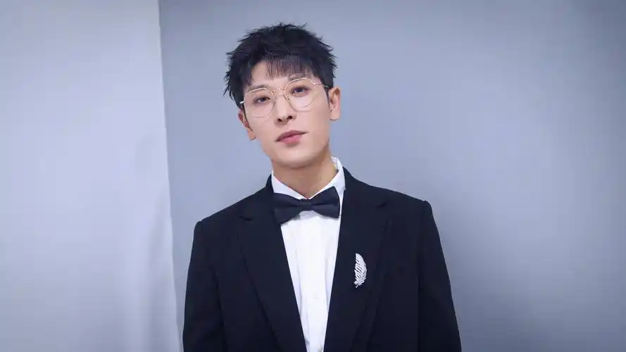 张赫宣亮相百花迎春晚会送祝福,齐唱《新时代之歌》_卫视_摇滚_歌声