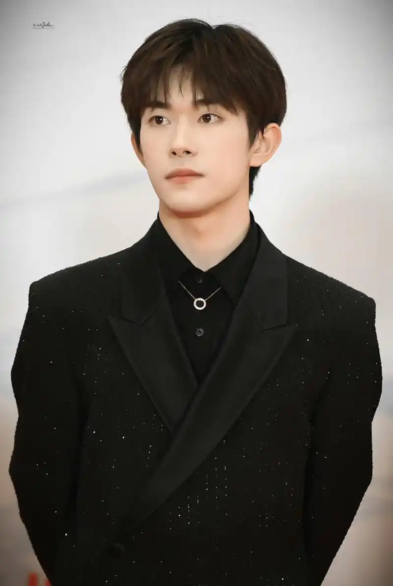 易烊千玺在2022-2023年度中国电影大数据盛典中称自己没把偶像当身份.