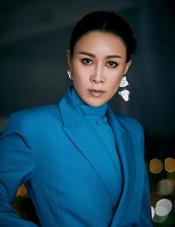 别再夸那英形象不老了看她被偷拍的素颜脸不过就是老太太