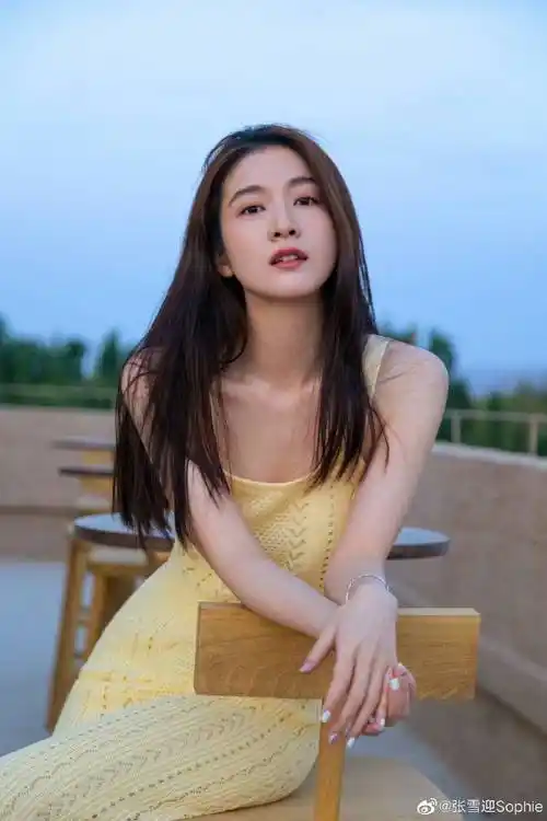 张雪迎晒照温柔甜美似初恋,身材窈窕惹人羡,小虎牙更显可爱 _明星_舞