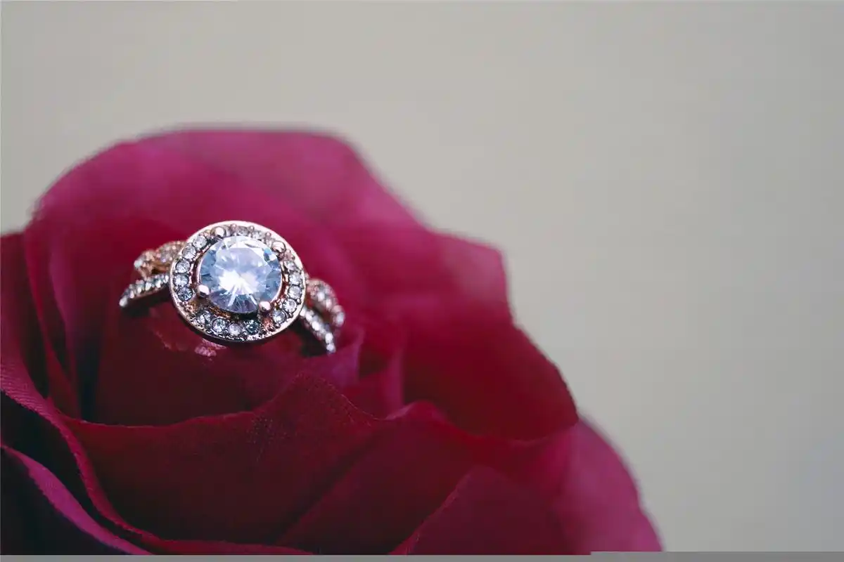 美丽奢华的钻石首饰高清桌面壁纸