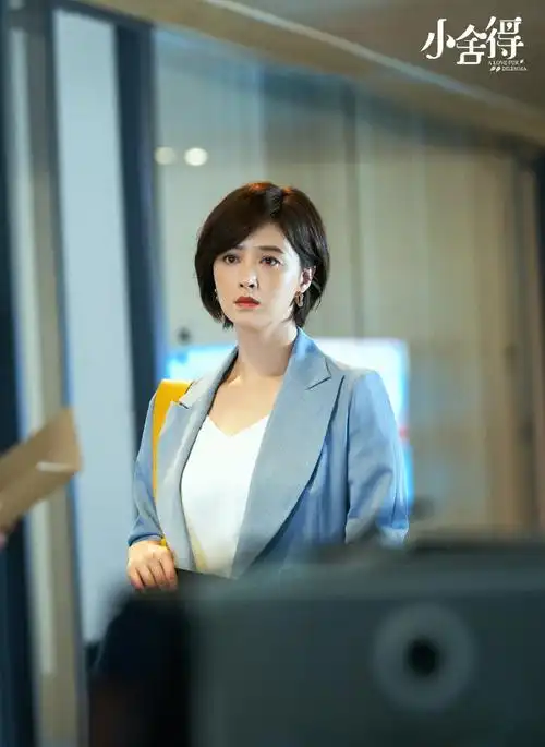 蒋欣在电视剧《小舍得》中饰演田雨岚,凭借着超高的人气在众多演员中