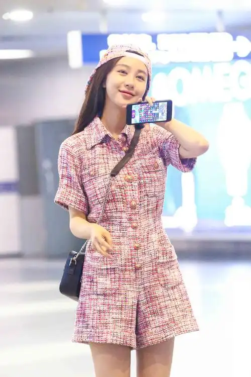 李菲儿素颜出现在机场,除了淡淡黑眼圈宣告最近档期满满外,皮肤状态