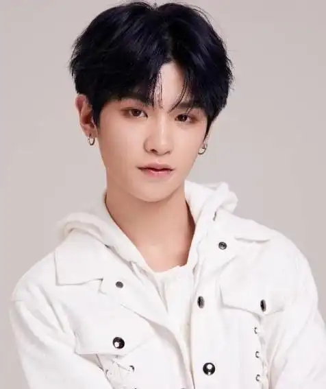 justin又调皮安利给大家自己的破洞牛仔裤还敢说一点都不冷