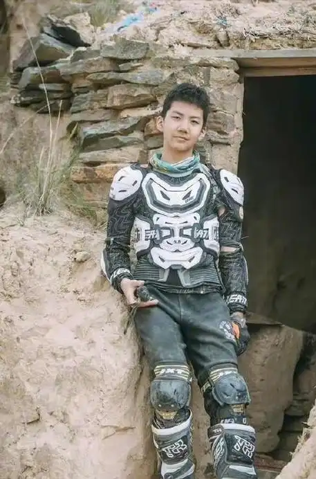 回顾胡军台上霸气硬汉把温柔给了两个女人儿子却不像亲生的