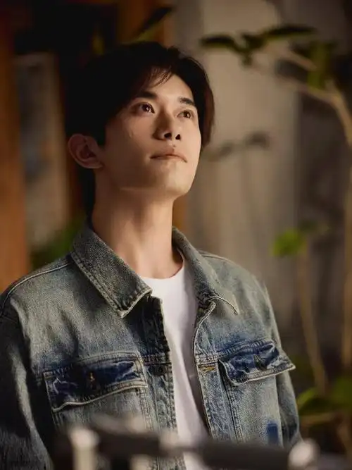 身着浅色牛仔外套的易烊千玺,仿佛自带一种独特的气场