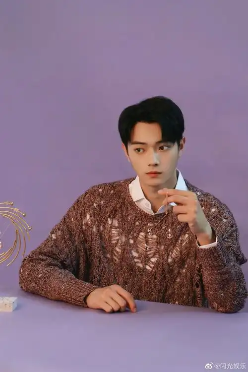 许凯镂空毛衣造型四宫格