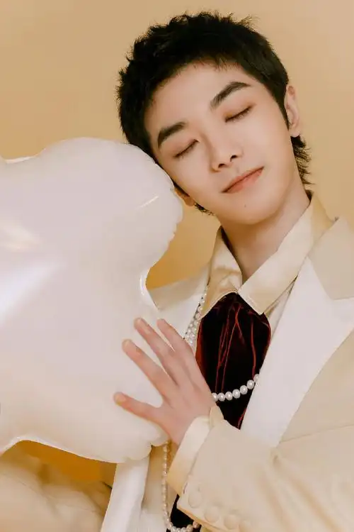 华晨宇米色复古西装造型#生活明朗万物可爱,我们即将和华晨宇超话