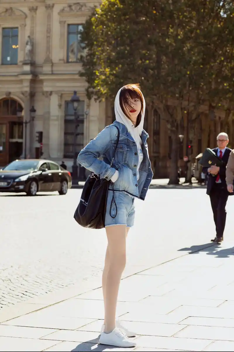 戚薇身着 saint laurent毛边水洗牛仔外套,babylone做旧帽衫,蓝色牛仔