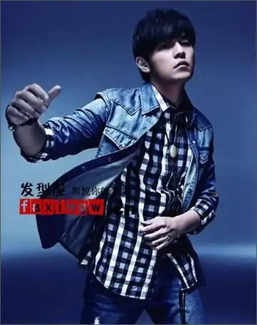 这就是周杰伦专辑造型照,短发染上个性的金发,牛仔,露出腹肌,尽显霸气