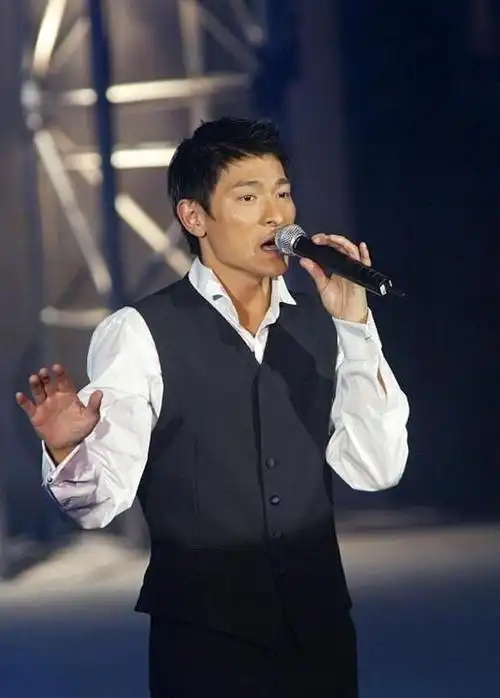 刘德华演唱会因病中止深鞠躬含泪致歉歌迷天王加油