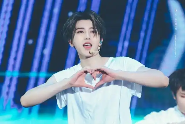 520蔡徐坤朝你浪漫比心