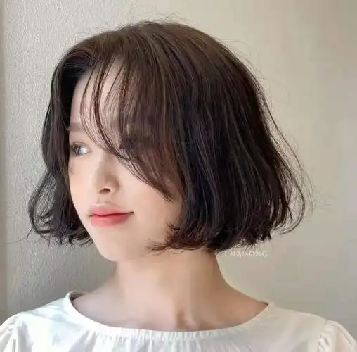 还是以锁骨发为主,比如上图中这种鱼尾烫的发型,也是2021年比较火的