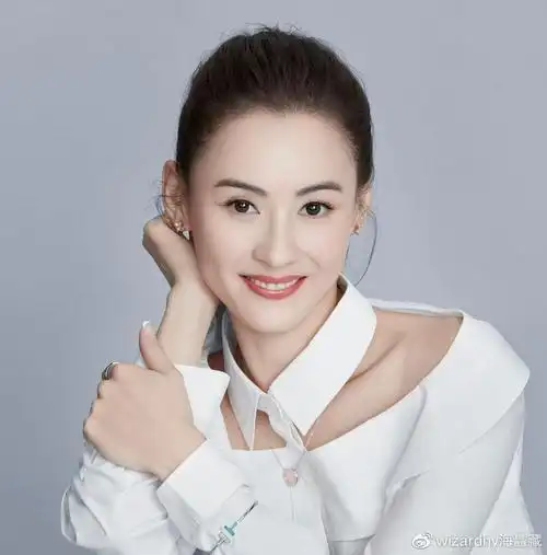 张柏芝品牌代言写真曝光白色衬衫裙扎高马尾甜笑少女感十足