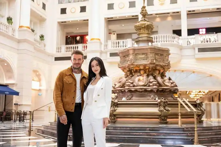 同性恋富婆携妻儿澳门度假住明星酒店,娇妻戴珍珠项链耳坠吸睛_何太