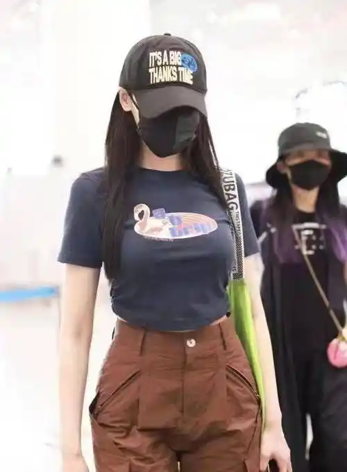 张天爱惊艳到了,露脐装的模特身材太精致了,1尺6的蛮腰太抢眼_上衣