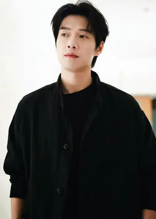 魏大勋是活跃于娱乐圈多年的演员.