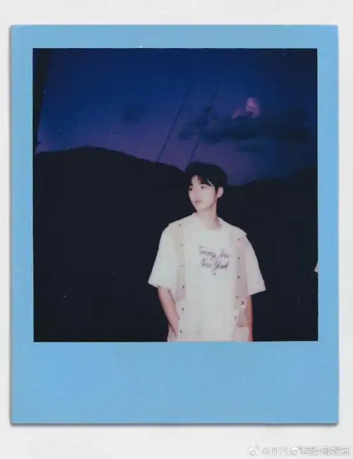 宋亚轩帅气中夹杂一点抽象##宋亚轩拍立得比耶