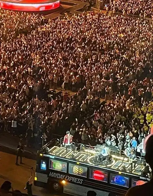 观众席稀稀拉拉但票没了?知名歌手演唱会上"自爆"!经纪人回应