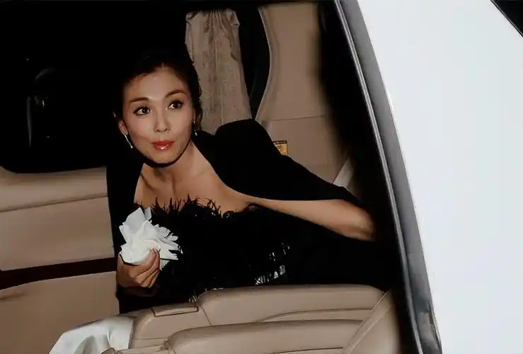 只见典礼现场,刘涛和身边的男演员一起颁奖.