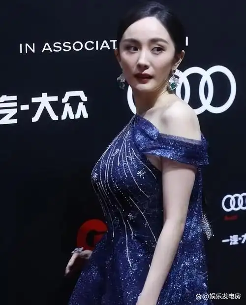 当杨幂没有使用美颜时,她看起来比普通人更显老,并且她的身材下垂问题