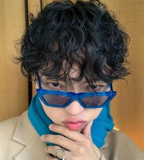 男生羊毛卷发型 蓬松慵懒有个性_男生烫发 - 美发站