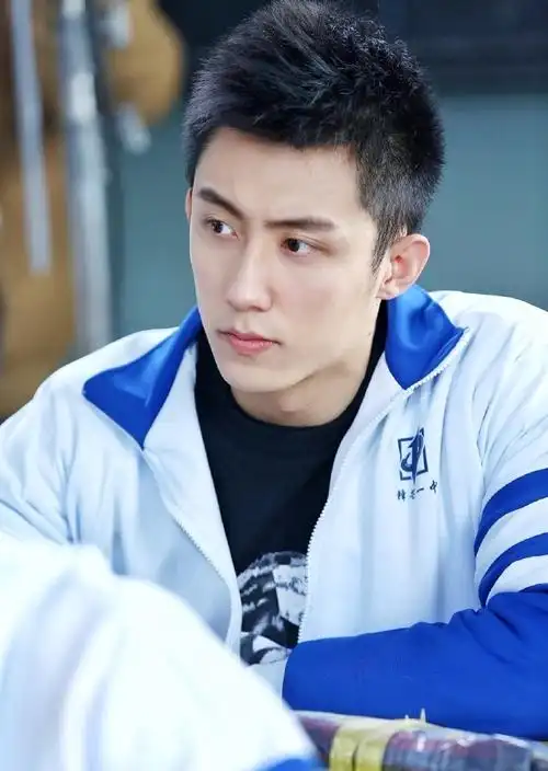 穿校服的男神青涩图片[7/9]_明星_美桌网