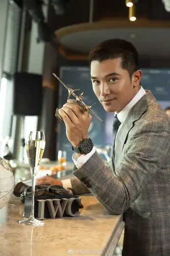 演员@邱泽日记 受邀亮相品牌活动,一袭浅色系的格纹西装气质尽显