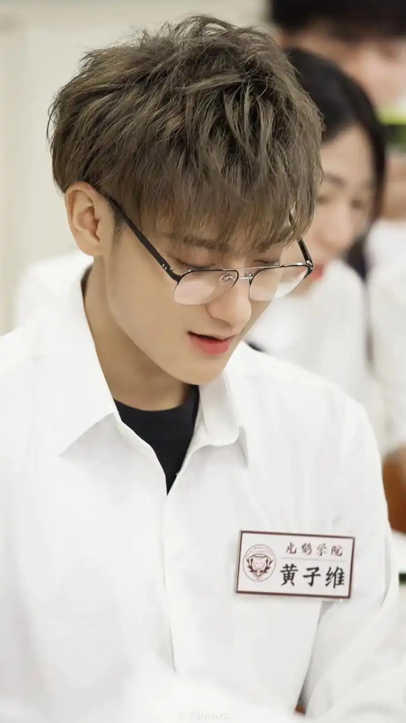 黄子韬 眼镜杀很有少年感 wink很可爱 - 抖音