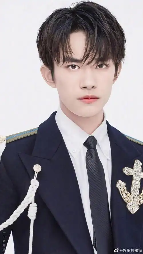 易烊千玺制服杀来啦 优越直角肩俘获你的心