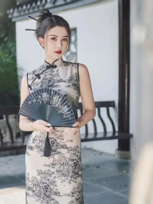 选一件旗袍.搭配新中式发型.