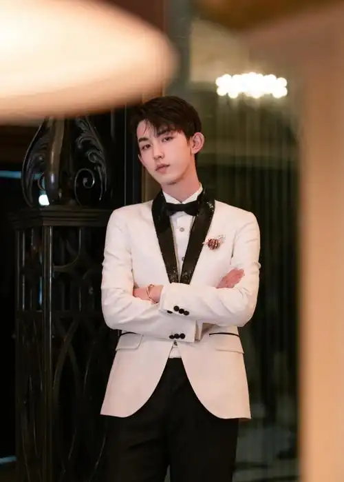 郭俊辰黑白西装 尽显儒雅绅士魅力