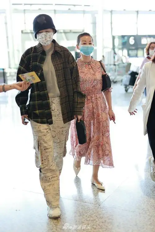 组图:李斯丹妮和妈妈亮相机场 阿姨穿粉色碎花裙靓丽抢眼