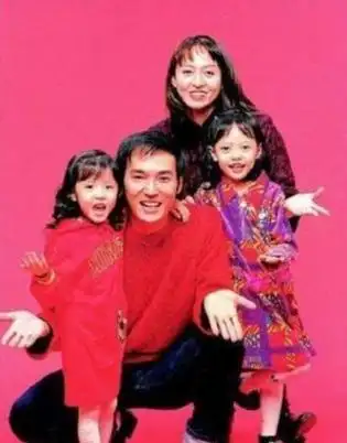 当焦恩俊去看他女儿时,她女儿对他很冷淡 .