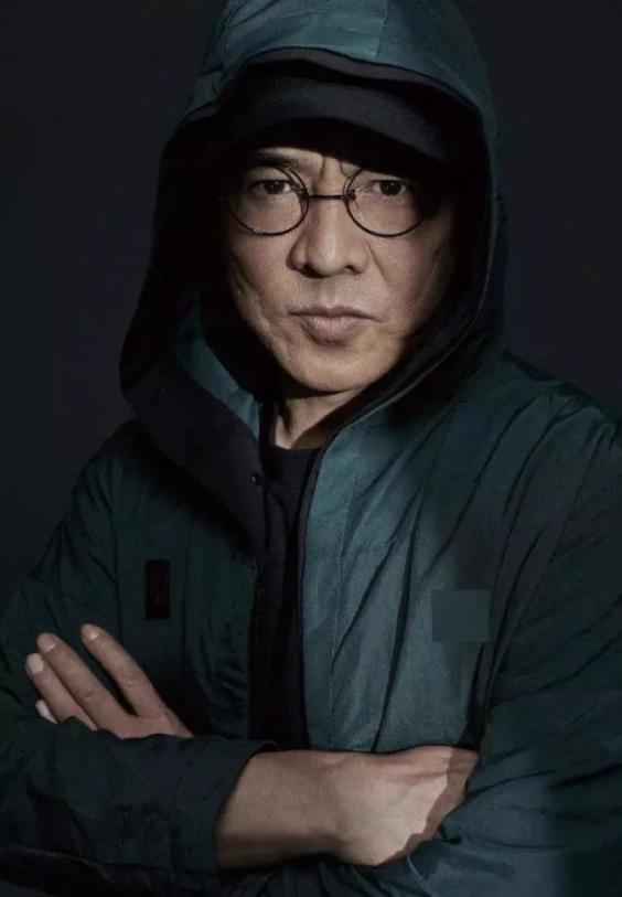 李连杰罕见晒照片,染发后年轻20岁,大秀健硕身材力破病弱传闻!