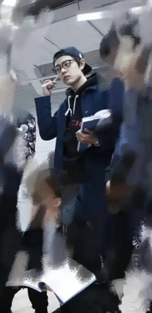 哈哈哈哈肖战学长,大学还当过评委呢,风云人物,整不好意思了!