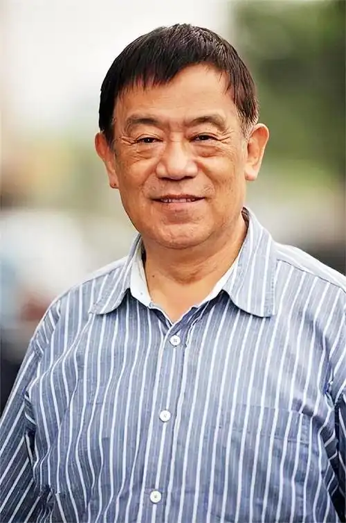 老戏骨高明事业婚姻都很坎坷退休后北京买三套房和儿女同住