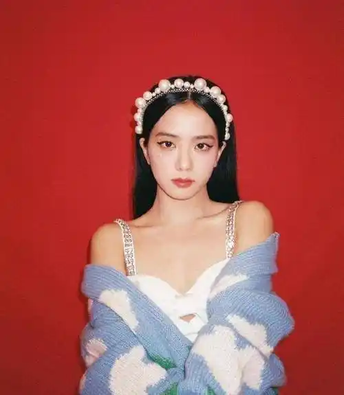 blackpink金智秀穿红裙艳绝一方,踩高跟鞋跪凳秀美腿,电影感强_红色