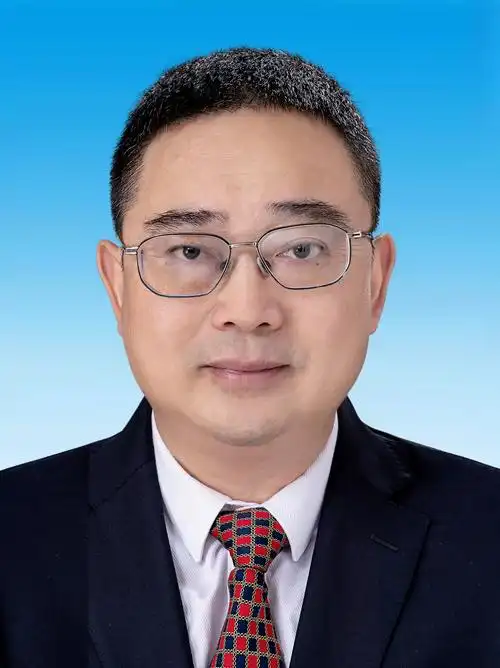 男,汉族,1969年3月生,大学学历,中共党员,当选为肇庆市人民政府市长