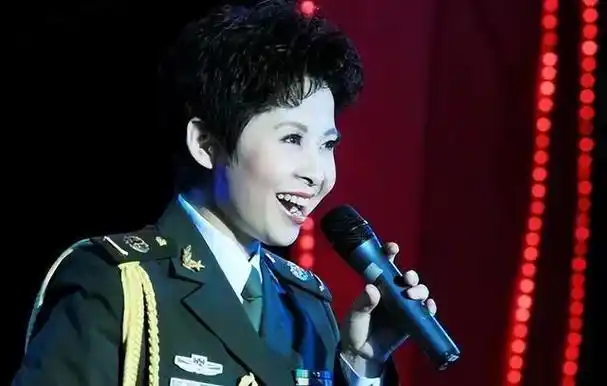 62岁董文华现身陕西渭南农村商演,虽舞台朴素,但唱功不减当年