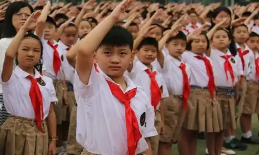 少先队员敬礼标准姿势