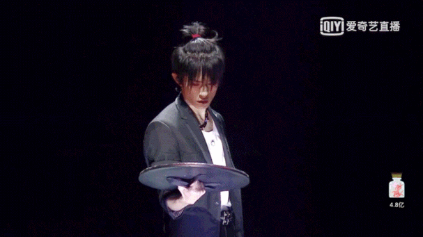 镜子折射的光扫过全场;千玺的浪漫也只为千纸鹤定制,为每一位到演唱会